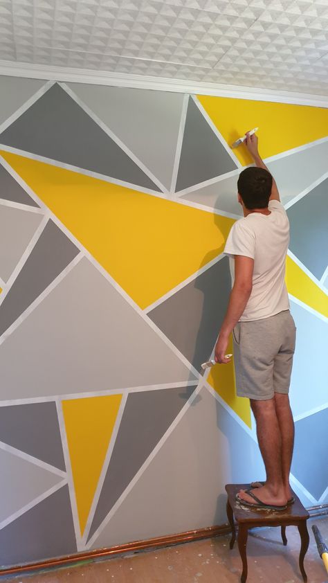 Design Wall Painting Ideas, Geometric Wall Paint Yellow, Geometrical Wall Paint, Geometry Wall Art, Geometry Wall Design, Geometric Pattern Wall Paint, Triangle Design On Wall, Colorful Room Painting Ideas, Geometric Wall Paint Living Room