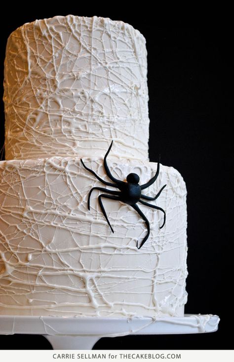 How to Make a Marshmallow Spiderweb Cake | Tutorial by Carrie Sellman for TheCakeBlog.com Spiderweb Cake, Spider Web Cake, Halloween Cakes Easy, Halloween Cake Recipes, Halloween Torte, Pasteles Halloween, Halloween Chic, Uhyggelig Halloween, Halloween Donuts