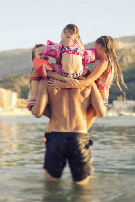 We’re Not Sure What It Is About These Dads With Kids on Their Shoulders, but We’re in Love Dad With Kids Aesthetic, Dad With Daughter, Dads With Daughters, Dad With Daughters Photography, Dad Playing With Kids, Father Playing With Daughter, Dads And Daughters, Dad And Daughters, Dad With Kids