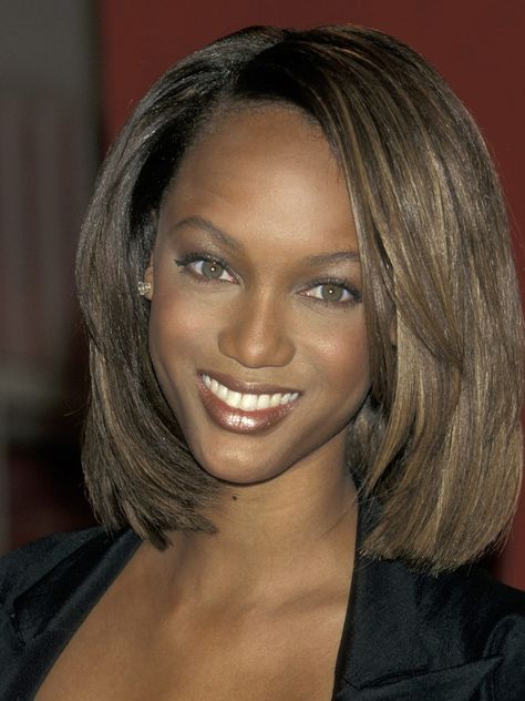 Tyra Banks 90s, 90s Short Hair, The Rachel Haircut, 2000 Hairstyles, Brow Shapes, Rachel Haircut, 90s Haircuts, Short Celebrities, Celebrity Haircuts