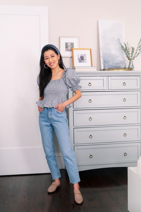 Straight Leg Jeans Petite Outfit, Petite Jeans 2022, Petite Length Jeans, Casual Outfits With Straight Leg Jeans, Minimalist Petite Fashion, Petite Mom Jeans Outfit, Mom Jeans For Petite Women, Straight Jeans Petite, Petite Straight Leg Jeans Outfit