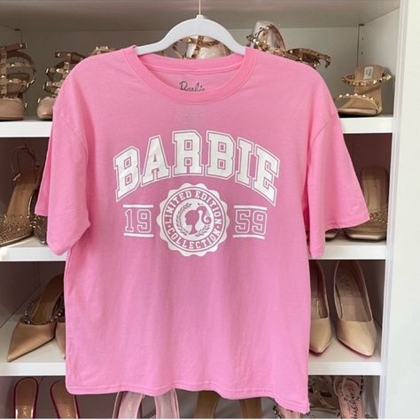 Barbie Limited Edition Collection Retro 1959 Tee T-Shirt Nwt Nwt - Brand New 60% Cotton 40 Polyester #Barbie #Barbiepink #Barbietshirt #Barbie1959 #Barbiewomenstshirt Barbie Limited Edition, Barbie Crop Top, Barbie Sweatshirt, Black Crop Tee, Barbie Top, Pink Crewneck Sweatshirt, Black Barbie, Pink Crewneck, Crop Top Shirts