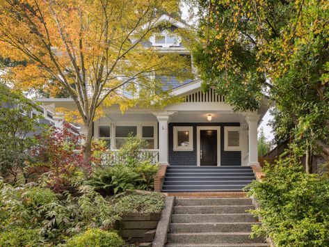 Cta Design, Craftsman Architecture, Backyard Entertaining Area, Craftsman Houses, Four Square Homes, Minimalist Shelves, Craftsman Exterior, Seattle Homes, Bungalow Homes