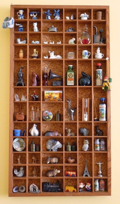 Souvenir Shelf Ideas, Display Shelf For Miniatures, Trinket Shelf Aesthetic, Trinket Shelf Display, Knick Knack Display Ideas, Souvenir Shelf, Shelf For Miniatures, Trinket Shelves, Trinket Shelf