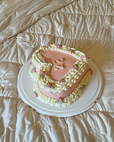 My friends should probably just open up a bakery at this point Birthday Cake For Friend, Cake Boxes Diy, Girls Picnic, Friends Birthday Cake, Lines For Girls, Boxes Diy, Cake Boxes, Heart Shaped Cakes, 17th Birthday