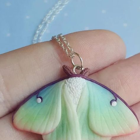 ClayCreationsForEver on Instagram: "Hello everyone, hope you all doing okay 💚 Today I present you another picture of Lina moth charm that I like a lot. It also glows in dark 😊 I hope happynes for everyone . . . #lunamoth #lunamoths #glowinthedark #glowindark #luminous #luminescence #flourescent #glowingnecklace #animaltotems #animalnecklace #animaltotem #moths #polymer_clay #polymerclay #polymerclaycharm #claycharms #claynecklace #clayjewlery #charms #charmnecklace #minianimals #miniatures #mi Polymer Clay Luna Moth, Polymer Clay Moth Tutorial, Polymer Clay Bugs, Clay Insects, Polymer Clay Moth, Clay Moth, Ceramic Creatures, Glowing Necklace, Body Accessories