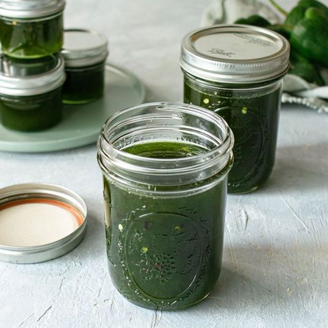 Spicy Jelly, Green Pepper Jelly, Pepper Jelly Dip, Jalapeno Pepper Jelly, Can Tomatoes, Pepper Jelly Recipes, A Southern Soul, Simmer Pot Recipes, Water Crackers