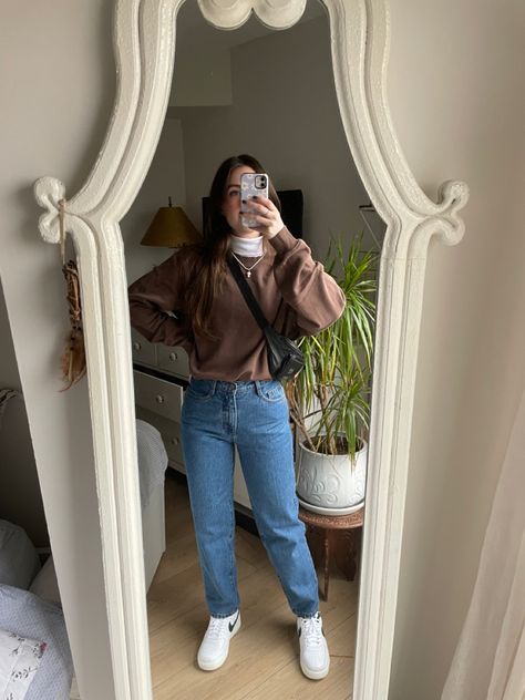 Winter Outfit With Mom Jeans, Sweatshirt Mom Jeans Outfit, Outfit With Mom Jeans, Church Fits, Mom Jeans Outfit, With Mom, Hoodie Outfit, Jeans Outfit, Outfit Inspo Fall