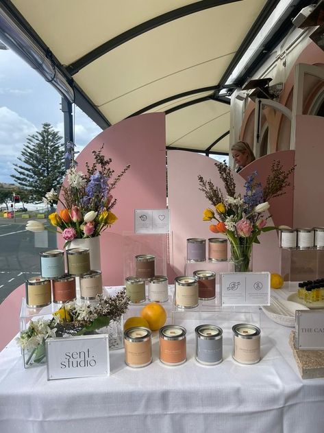 Display table of sent studio unique custom soy candles with pink arc background and flowers at hotel ravesis, launching sent studio signature candle range. Summer Launch Party, Brand Launch Party, Launch Event Ideas, Candle Studio, Summer Candles, Candles Photography, Candle Packaging, Launch Event, Flower Candle