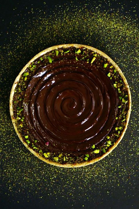 Chocolate Pistachio Tart Chocolate Pistachio Tart, Gingerbread Chocolate Tart, Pistachio Pie, Chocolate Tart Recipe, Pistachio Tart, Chocolate Fruit Cake, Decor Tort, Desserts Faciles, Chocolate Tarts Recipe