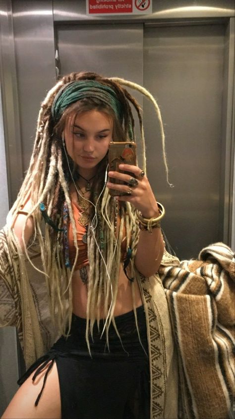 Dreads Styles For White Women, Dredy Hair Girl, Dreads White Woman, White People With Dreads, Veil Short Hair, Wedding Hairstyles Down With Veil, Half Head Dreads, Dreads Aesthetic, Fulani Braids Boho