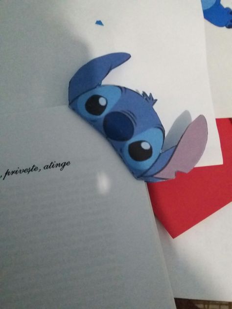 Diy Stitch, Bookmark Diy, Stitch Bookmark, Disney Diy Crafts, Origami Bookmark, Creative Bookmarks, Bookmark Craft, Lilo Et Stitch, Corner Bookmarks