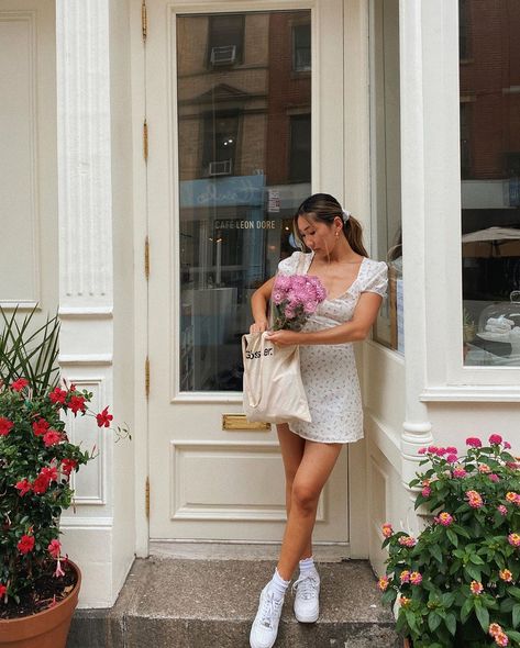 White Sundress Outfit, Flowery Outfits, Rome Outfits, Sundress Outfit, Europe 2024, Shooting Ideas, Flowery Dresses, Spring Trends Outfits, Spring Photoshoot