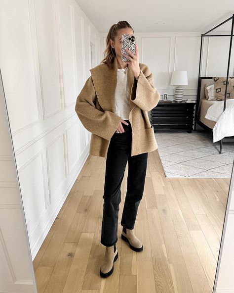 Tan Lug Boots Outfit, Tan Lug Sole Boots Outfit, Tan Lug Sole Boots, Chelsea Boots Street Style, Camel Boots Outfit, Tan Boots Outfit, Comfortable Travel Outfit, Jeans Outfit For Work, Office Fits