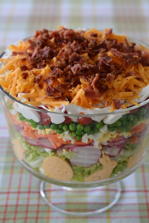 Layered Spring Salad! A make-ahead recipe for your potluck, family gathering or barbecue! | homeiswheretheboatis.net #Easter Easter Salad Recipes, Easter Salad, Easter Dinner Menus, Seven Layer Salad, Easter Dinner Ideas, Easter Foods, Easter Meal, Easter Side Dishes, Mini Tacos