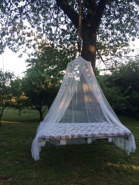 Outside Hanging Bed, Hanging Outdoor Bed, Outside Bed, Bed Outside, Vogue House, Outdoor Hanging Bed, Home Design Architecture, Backyard Tent, Exterior Garden