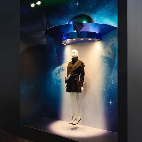 Visual Merchandiser, Dusseldorf Germany, Store Window Displays, Visual Merchandising Displays, Window Display Design, Retail Inspiration, Retail Windows, Store Windows, Store Window