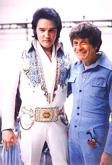 takingcare-of-business: Elvis backstage in 1977 - Elvis never left Elvis Collectors, Elvis Jumpsuits, Elvis In Concert, Elvis Presley Pictures, Joseph Jackson, Ann Margret, King Of Pop, Elvis Presley Photos, Priscilla Presley