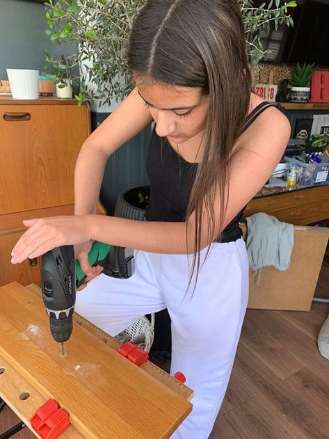 12-Year-Old Girl Redecorates Family Home In A Week For Just Around $125, And Here Are The Results | Bored Panda Girl 12 Year, 12 Year Girl, Youth Club, Glow Up, Panda Art, Animals Pictures, Building Projects, Old Frames, Summer 3