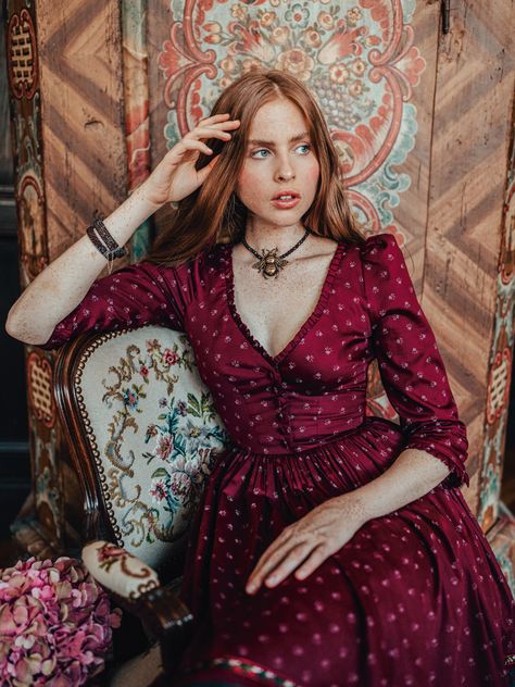 LENA HOSCHEK TRADITION - Herbst/Winter 2020/2021 ©Rares & Irina Peicu - Maresi Kleid malve // Trachtenkollektion, handgefertigt mit Liebe zum Detail #trachtenkleid #tradition #autumn #winter #lenahoschek #austria Drindl Dress, Mode Hippie, Lena Hoschek, Dirndl Dress, Mode Casual, Lovely Clothes, Mode Fashion, Look Fashion, Pretty Dresses