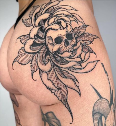 Muster Tattoos, Skull Flower, Hip Tattoos Women, Leg Tattoos Women, Thigh Tattoos Women, Time Tattoos, Black Ink Tattoos, Dream Tattoos, Hip Tattoo