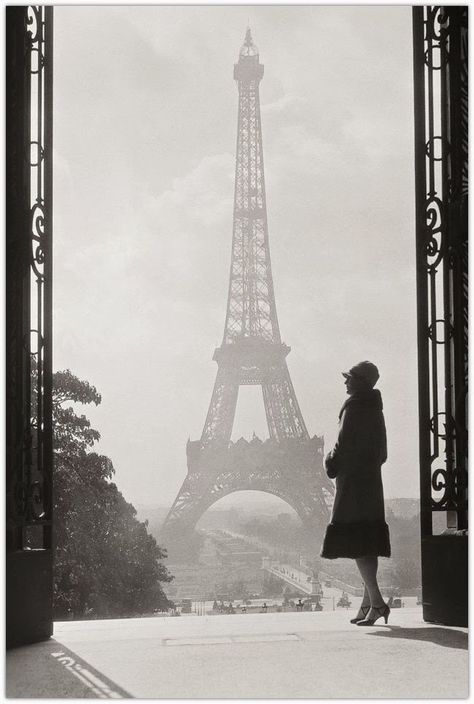 Vintage Black and White Photos of Paris. I should have lived in that time! Torre Eiffel Paris, Paris Vintage, Foto Tips, Paris Photo, Vintage Paris, The Eiffel Tower, Vintage Photographs, Vintage Photography, White Photography