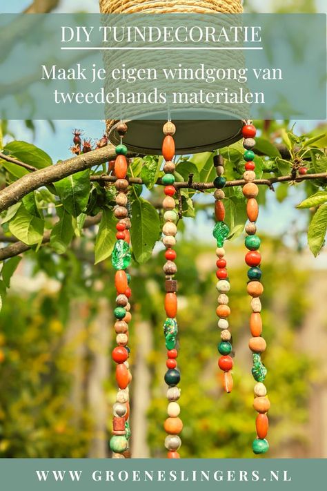 DIY Tuindecoratie: maak je eigen windgong van tweedehands materialen Diy Wind Turbine, Diy Suncatchers, Makramee Diy, Summer Deco, Gift Tags Diy, Snoopy And Woodstock, Summer Crafts, Lifestyle Blogger, Suncatchers