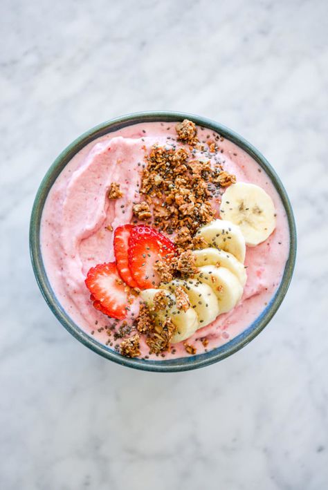 Strawberry Banana Smoothie Bowl- Fed & Fit Healthy Smoothie Bowls, Strawberry Smoothie Bowl Recipe, Raspberry Smoothie Bowl, Smoothie Bowl Toppings, Strawberry Smoothie Bowl, Banana Granola, Strawberry Bowl, Sliced Banana, Fed And Fit