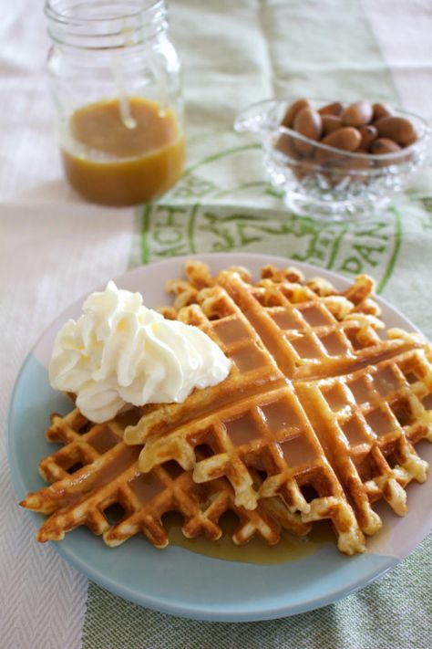 Savory Apple Recipes, Caramel Waffles, Autumn Breakfast, Caramel Sauce Recipe, Waffle Maker Recipes, Savory Waffles, Iron Recipes, Caramel Pretzels, Salted Caramel Sauce