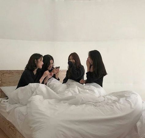 Kore Ulzzang, Korean Friends, Mode Ulzzang, Friendship Photoshoot, Korean Best Friends, Girl Friendship, 사진 촬영 포즈, Bff Photoshoot, Best Friends Aesthetic