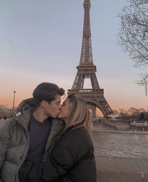 Eiffel Tower Couple Pictures, Paris Couple Aesthetic, Paris With Boyfriend, Couple Eiffel Tower, Paris Romance Aesthetic, Couples In Paris, Paris Picture Ideas, Paris Couple Pictures, Paris Trip Outfits