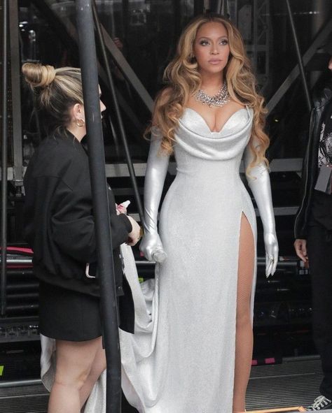 Beyonce Dress, Beyonce Performance, Queen Bee Beyonce, Beyonce Outfits, Beyonce Knowles Carter, Beyonce Style, Beyonce Queen, Fashion Guide, Trending Fashion Outfits