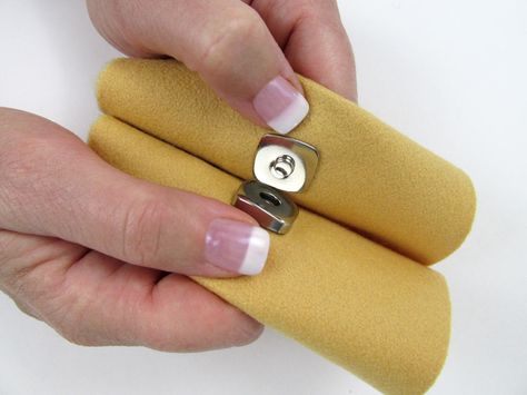 Learn How to Insert a Magnetic Snap Closure @Sew4Home #sewing Great closure for bags & totes! Handbags Patterns, Handbags Collection, Crochet Handbags Patterns, Purse Patterns, Fabric Bags, Knitting Tutorial, Learn To Sew, Crochet Handbags, Sewing Bag