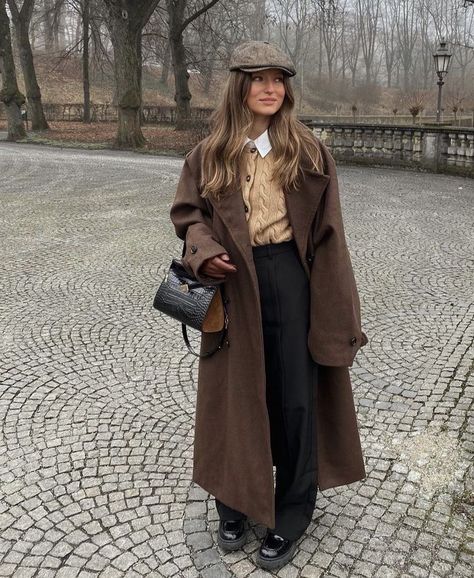 Brown Coat Outfit, Chica Chola, Academia Aesthetic Outfit, Winter Mode Outfits, Dark Academia Outfits, Dark Academia Outfit, Academia Outfits, Trench Coat Outfit, Brown Outfit