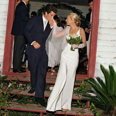 When Carolyn Bessette-Kennedy walked down the aisle on September 21, 1996, she forever changed the world of bridalwear. Before Bessette’s wedding to John F. Kennedy Jr. at First African Baptist Church on Cumberland Island, Georgia, it was Princess Diana’s elaborate tulle, taffeta, and lace gown with a 25-foot train—from her 1981 nuptials—that had s... Carolyn Bessette Wedding Dress, Carolyn Bessette Wedding, Jamie Hince, Carolyn Bessette, Celebrity Bride, Foto Top, Iconic Weddings, Celebrity Wedding Dresses, Jfk Jr