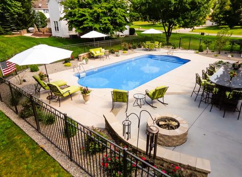 Outdoor Pool Decor, Packing Videos, Backyard Pool Design, Inground Pool Landscaping, Pools Backyard Inground, Swimming Pool Landscaping, Diy Swimming Pool, Pool Landscape Design, Swimming Pools Inground