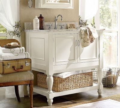 10 spunti affascinanti per arredare il bagno in perfetto stile shabby-chic Country Chic Bathroom, Shabby Chic Bathroom Vanity, Farmhouse Chic Bathroom, Vintage Decor Ideas, Chic Bathroom Decor, Shabby Chic Vanity, French Vintage Decor, Bathroom Chic, Chic Bathroom