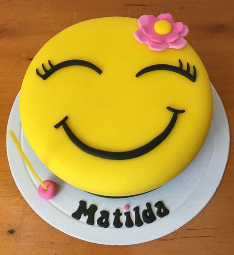 Emoji Bolo Cake  Cakedesign Smiley Cake Designs, Emoji Cake Ideas, Birthday Cake Emoji, Smiley Face Cake, Smiley Cake, Cake Emoji, Smile Cake, Emoji Birthday Cake, Pear And Almond Cake