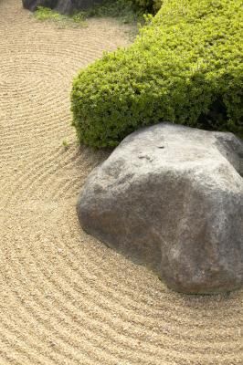 If you don’t want to break your back and your bank account placing natural rocks in your landscape, you can cast faux rocks yourself of any shape and size using a recipe for a lightweight ... Zen Sand, Zen Sand Garden, Artificial Rocks, Living Pool, Fake Rock, Faux Rock, Landscaping With Boulders, Japanese Garden Design, Concrete Crafts