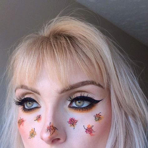 Maple Leaf Makeup, Fall Leaf Makeup Looks, Leaves Makeup Autumn, Fall Leaves Makeup Looks, Fall Leaves Makeup, Autumn Face Paint, Autumn Makeup Art, Leaf Eyeliner, Autumn Makeup Aesthetic