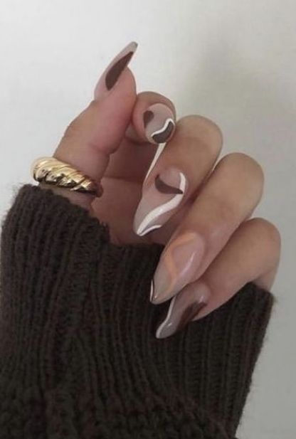 Minimalist Nails Brown, Nail Art Neutral, Gold Rings Minimalist, Swirl Nails, Rings Minimalist, Nails Brown, Minimalist Jewellery, Edgy Nails, Minimal Nails