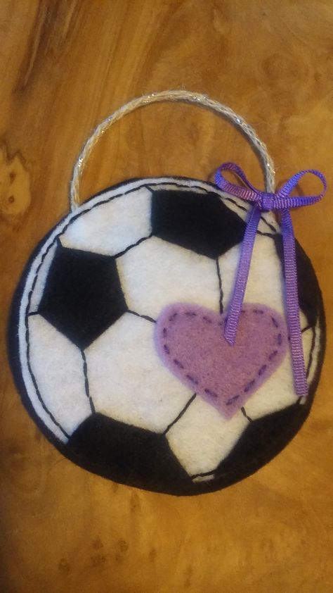 Felt Soccer Ball, Soccer Ball Ornament Diy, Diy Soccer Ornaments, Soccer Diy Gifts, Soccer Ornaments, Felted Ornaments, Felt Ornaments Diy, Felt Accessories, Soccer Banner