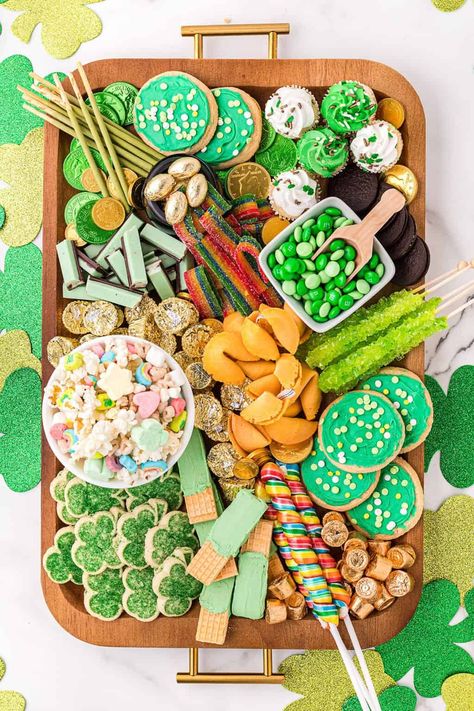 St Patrick's Day Charcuterie Board, Charcuterie Board Recipes, St Patrick Day Snacks, Board Recipes, Celebrations Around The World, Pocky Sticks, Oreo Thins, Rainbow Treats, Lucky Charms Marshmallows