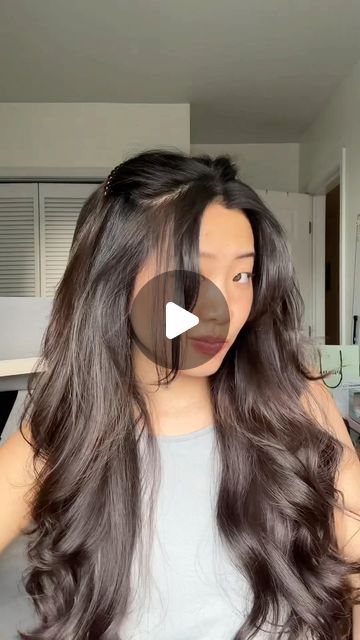 Em Chen on Instagram: "testing out the French comb like the classy lady I am #hairtrend #hairtok #frenchcomb #hairaccessory #summerhair" French Hair Comb Hairstyles, Hair Combs How To Use A, French Comb Hairstyle, French Comb, French Hair Comb, Comb Hairstyle, Easy Hairdos, Classy Lady, French Hair