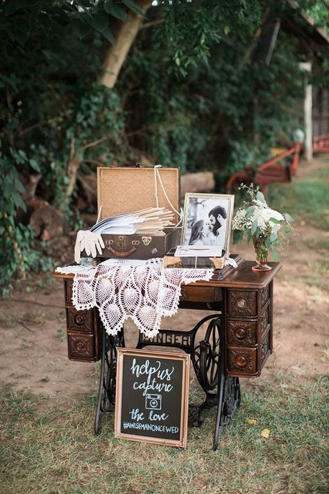 Retro Wedding Decorations, Wedding Welcome Table, Vintage Barn Wedding, Diy Vintage Wedding, Vintage Wedding Ideas, Vintage Chic Wedding, Wedding Fotos, Welcome Table, Vintage Wedding Theme