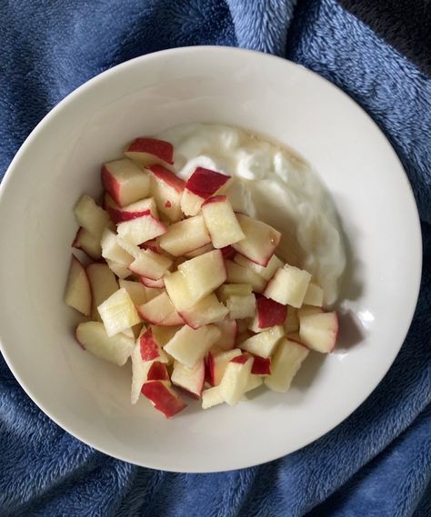 Yogurt With Apples, Sugar Free Aesthetic, Greek Yogurt With Apples, Apple And Yogurt, Greek Yogurt Aesthetic, Apple Yogurt Bowl, Greek Yogurt Breakfast Bowl, Apple Diet, Chobani Yogurt