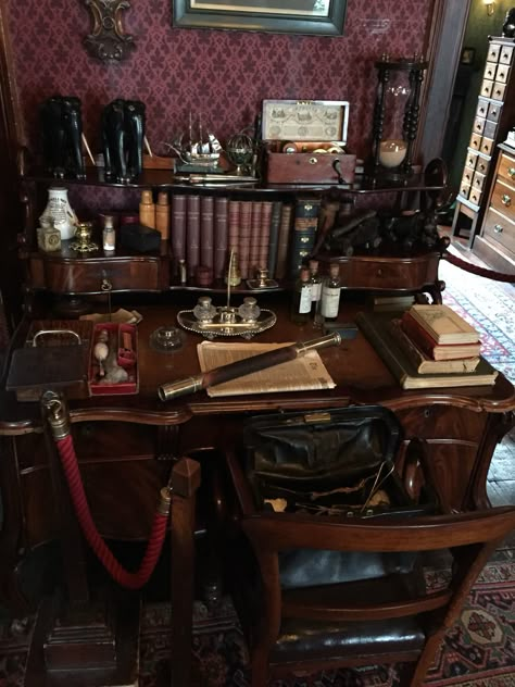 Sherlock Holmes museum, London Sherlock Holmes Bedroom, Sherlock Bedroom, Sherlock Holmes Aesthetic, Dark Academia Desk, Sherlock Holmes Museum, Victorian Interior, Antique Desk, Home Libraries, House Room