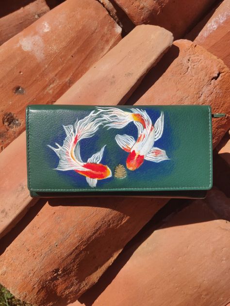 Painting On Wallet, Wallet Painting Ideas, Wallet Painting, Leather Drawing, Painted Wallet, Painted Purses, Font Aesthetic, Koi Fishes, Wallet Art