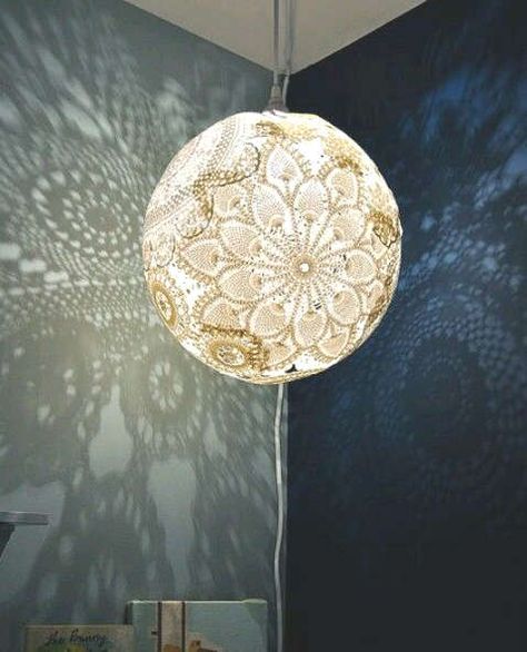 Une lampe en dentelle DIY LAMP Fabriquer une lampe suspendue avec un ballon et des napperons de dentelles. Magnifique Doily Lamp, Nursery Room Diy, Doilies Crafts, Diy Lampe, Diy Nursery, Deco Retro, Diy Chandelier, Lace Doilies, Nursery Room Decor