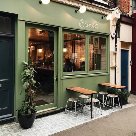 2,925 Likes, 19 Comments - #prettycitylondon (@prettycitylondon) on Instagram: “Ooh speaking of cosy spaces  I wouldn’t mind popping into @blanchettelondon -looks cosy very cosy…” Bar Deco, Cafe Exterior, Green Cafe, Café Design, Small Coffee Shop, Decoration Vitrine, Small Cafe Design, Shop Facade, Desain Pantry